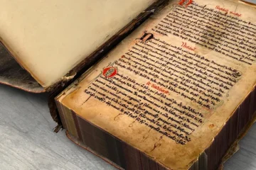 sejarah bahasa adalah kajian yang mempelajari asal-usul, perkembangan, perubahan, dan penyebaran suatu bahasa dari masa ke masa—termasuk perubahan bunyi, kosakata, tata bahasa, serta pengaruh sosial-budaya yang membentuknya.